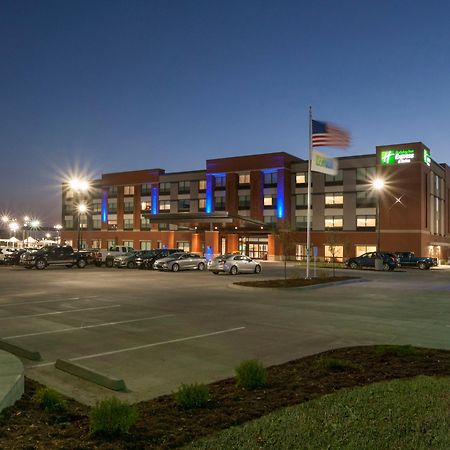 Holiday Inn Express & Suites - Dodge City By Ihg Екстериор снимка
