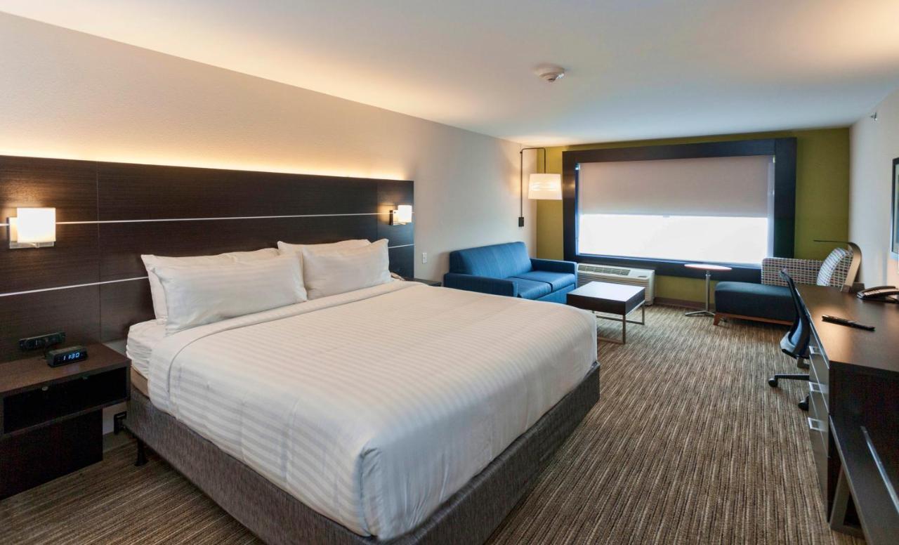 Holiday Inn Express & Suites - Dodge City By Ihg Екстериор снимка