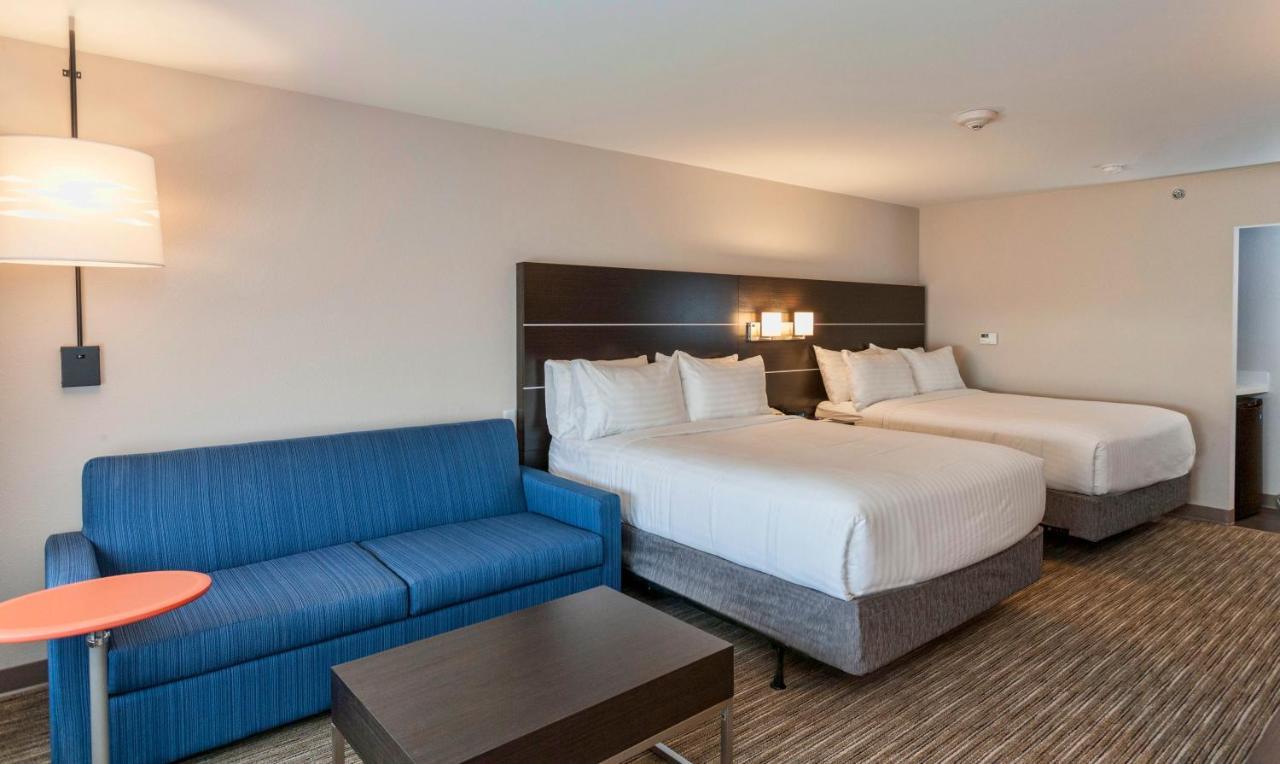 Holiday Inn Express & Suites - Dodge City By Ihg Екстериор снимка