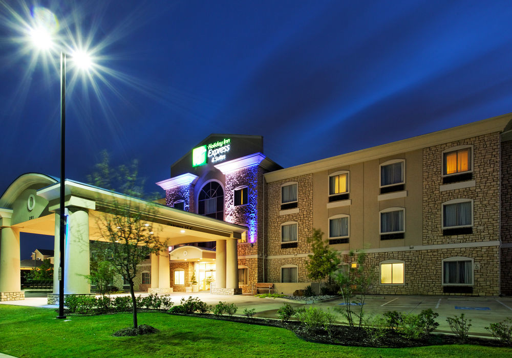 Holiday Inn Express & Suites - Dodge City By Ihg Екстериор снимка