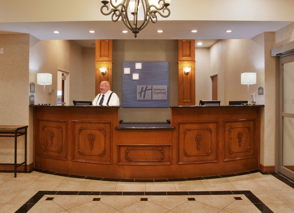 Holiday Inn Express & Suites - Dodge City By Ihg Екстериор снимка